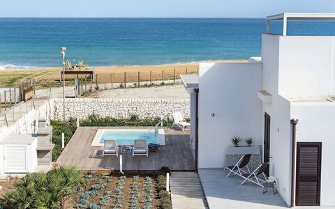 Thyme: Recurso, Mar, Sombra, Mueble Para Exteriores, Balcón, Villa, Inmuebles, Silla, Paraguas, Playa