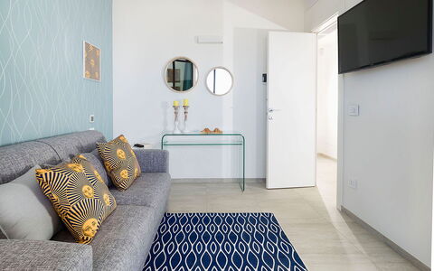 Thyme: Mueble, Diseño De Interiores, Piso, Suelo, Pared, Sofá, Madera, Habitación, Casa, Sala