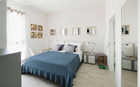 Thyme: Diseño De Interiores, Piso, Suelo, Mueble, Pared, Habitación, Techo, Madera, Habitación, Cama