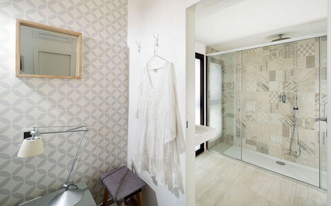 Thyme: Piso, Diseño De Interiores, Pared, Suelo, Techo, Loseta, Habitación, Baño, Lámpara, Arreglo De Tubería