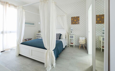 Rosemary: Mueble, Diseño De Interiores, Suelo, Cama, Piso, Habitación, Madera, Habitación, Techo, Casa