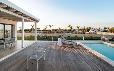 Villa Orietta: Recurso, Inmuebles, Sombra, Eco Hotel, Cubierta, Villa, Estructura Al Aire Libre, Piscina, Pasarela
