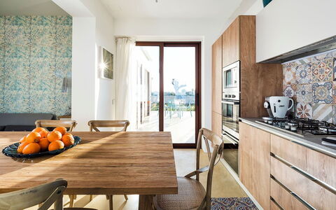 Villa Orietta: Mueble, Piso, Diseño De Interiores, Suelo, Madera, Cocina, Cocina Y Comedor Mesa, Habitación, Casa, Mostrador