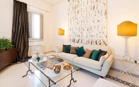 Dimora Simona: Mueble, Diseño De Interiores, Pared, Piso, Suelo, Sofá, Madera, Habitación, Techo, Sala