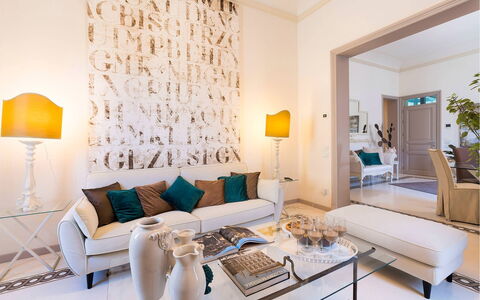 Dimora Simona: Mueble, Diseño De Interiores, Pared, Sofá, Piso, Sala, Suelo, Habitación, Techo, Mesa