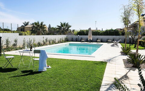 Villa Emma: Piscina, Recurso, Material Compuesto, Ocio, Mueble Para Exteriores, Eco Hotel, Sombra, Jardín, Paisajismo, Patio Interior