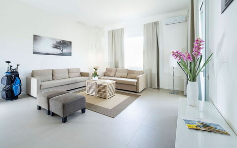 Villa Emma: Mueble, Diseño De Interiores, Sofá, Piso, Suelo, Sala, Madera, Mesa, Habitación, Techo