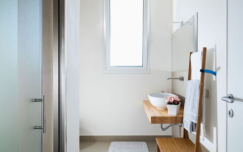 Villa Emma: Pared, Piso, Suelo, Diseño De Interiores, Arreglo De Tubería, Baño, Madera, Espejo, Encendiendo, Grifo