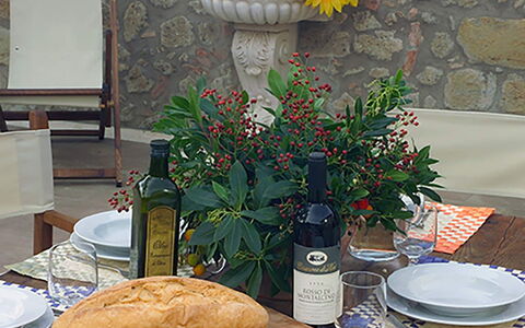 Villa Montichiello: Mueble, Mesa, Vajilla, Manteles, Fruta, Comida, Silla, Utensilios Para Servir, Mueble Para Exteriores, Mesa Al Aire Libre