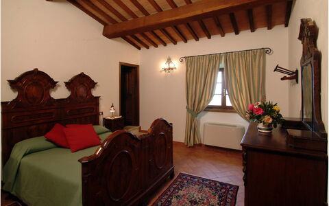 Villa Montichiello: Mueble, Diseño De Interiores, Madera, Piso, Techo, Habitación, Cama, Habitación, Suelo, Encendiendo