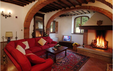 Villa Montichiello: Mueble, Diseño De Interiores, Pared, Piso, Sofá, Techo, Habitación, Suelo, Sala, Casa