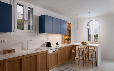 Villa Ioan: Mueble, Diseño De Interiores, Gabinetes, Piso, Cocina, Mostrador, Alacena, Manchas De Madera, Aparato De Cocina, Lavabo