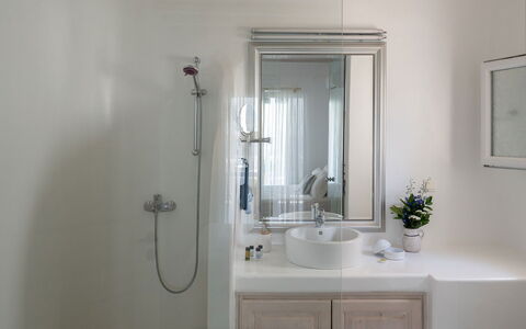 Villa Ioan: Arreglo De Tubería, Baño, Pared, Lavabo Del Baño, Espejo, Lavabo, Diseño De Interiores, Grifo, Plomería, Encendiendo