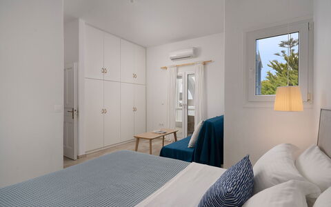 Villa Ioan: Mueble, Piso, Diseño De Interiores, Suelo, Departamento, Casa, Techo, Habitación, Habitación, Cama