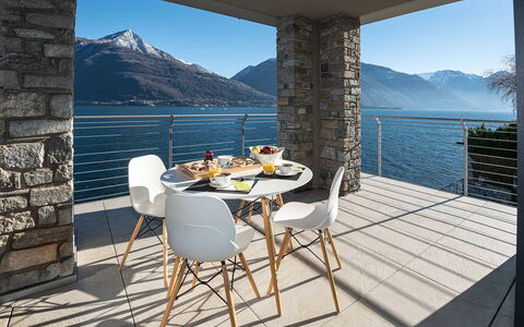 Villa Perla: Mueble, Silla, Mesa, Diseño De Interiores, Cocina Y Comedor Mesa, Piso, Suelo, Mueble Para Exteriores, Restaurante, Mar