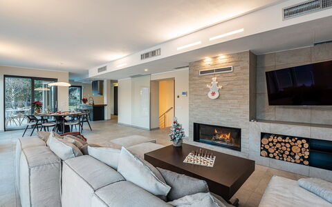 Villa Perla: Mueble, Diseño De Interiores, Piso, Sofá, Madera, Techo, Sala, Suelo, Mesa, Silla