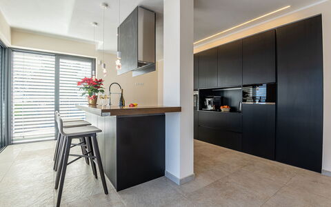 Villa Perla: Diseño De Interiores, Mueble, Piso, Pared, Gabinetes, Mostrador, Suelo, Cocina, Madera, Techo