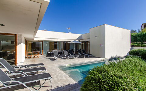 Villa Esplendida: Piscina, Barrio Residencial, Casa, Arquitectura, Material Compuesto, Inmuebles, Recurso, Departamento, Paisajismo, Jardín