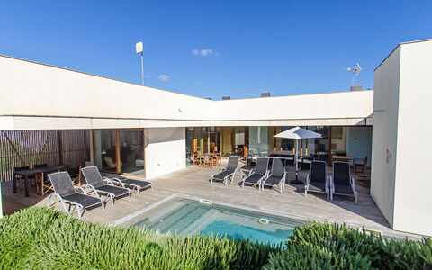 Villa Esplendida: Piso, Suelo, Arquitectura, Diseño De Interiores, Material Compuesto, Piscina, Silla, Recurso, Sombra, Diseño