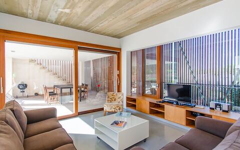 Villa Esplendida: Diseño De Interiores, Piso, Madera, Suelo, Techo, Habitación, Mueble, Casa, Sala, Manchas De Madera