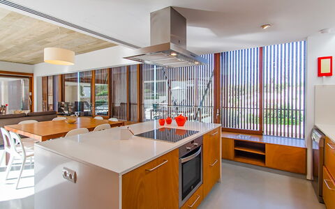 Villa Esplendida: Cocina, Mostrador, Diseño De Interiores, Piso, Madera, Mueble, Techo, Aparato De Cocina, Suelo, Gabinetes