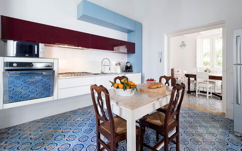 The Flower Garden: Piso, Diseño De Interiores, Cocina, Mostrador, Suelo, Mueble, Aparato De Cocina, Gabinetes, Electrodoméstico, Encendiendo