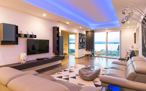 Sea Art Villa: Diseño De Interiores, Mueble, Piso, Techo, Suelo, Departamento, Televisión, Sala, Encendiendo, Habitación