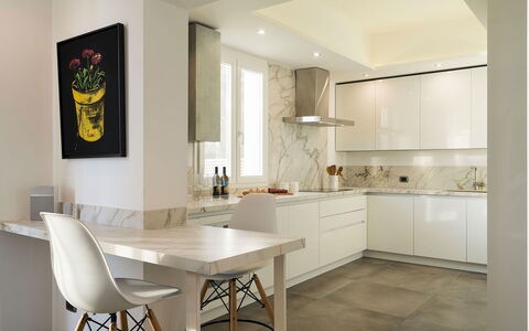 Sea Art Villa: Mueble, Diseño De Interiores, Piso, Mostrador, Pared, Suelo, Cocina, Madera, Lámpara, Techo