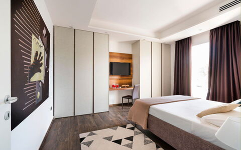 Sea Art Villa: Mueble, Diseño De Interiores, Cama, Piso, Suelo, Habitación, Habitación, Madera, Sábana, Lecho