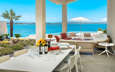 Sea Art Villa: Mueble, Silla, Recurso, Mesa, Mueble Para Exteriores, Departamento, Mar, Sombra, Eco Hotel, Balcón
