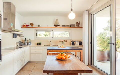 Villa Neper: Mueble, Diseño De Interiores, Mostrador, Cocina, Piso, Madera, Gabinetes, Suelo, Casa, Techo