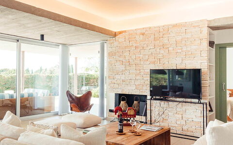 Villa Neper: Mueble, Pared, Diseño De Interiores, Piso, Madera, Sala, Sofá, Suelo, Techo, Pared De Piedra