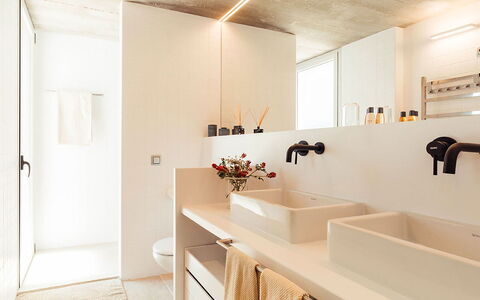 Villa Neper: Lavabo Del Baño, Pared, Arreglo De Tubería, Diseño De Interiores, Lavabo, Piso, Madera, Grifo, Suelo, Baño