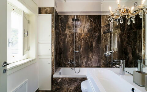 Blue Star Villa: Pared, Diseño De Interiores, Arreglo De Tubería, Baño, Bañera, Grifo, Piso, Lavabo, Plomería, Suelo