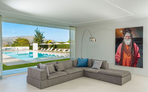 Villa Inga: Mueble, Piso, Suelo, Diseño De Interiores, Sofá, Sala, Mesa, Casa, Mesa De Café