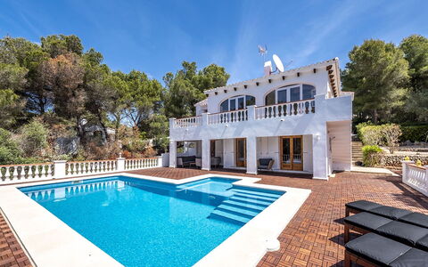 Villa Alejandra: Piscina, Barrio Residencial, Casa, Inmuebles, Recurso, Mansión, Villa, Balcón, Sombra, Hacienda