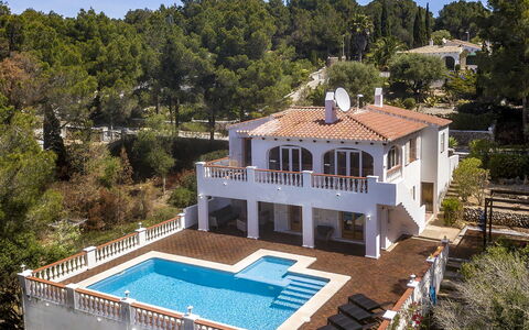 Villa Alejandra: Piscina, Barrio Residencial, Arquitectura, Casa, Inmuebles, Recurso, Mansión, Villa, Hacienda, Balcón