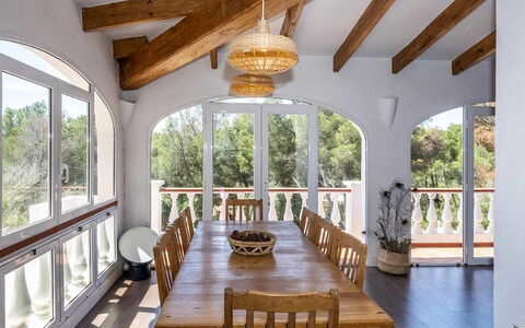 Villa Alejandra: Mueble, Diseño De Interiores, Piso, Madera, Techo, Suelo, Mesa, Silla, Cocina Y Comedor Mesa, Comedor
