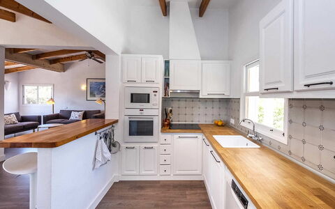 Villa Alejandra: Cocina, Mostrador, Mueble, Gabinetes, Aparato De Cocina, Diseño De Interiores, Piso, Electrodoméstico, Madera, Suelo