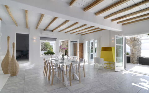 Villa Rocky: Mueble, Piso, Diseño De Interiores, Suelo, Silla, Mesa, Cocina Y Comedor Mesa, Techo, Casa, Comedor
