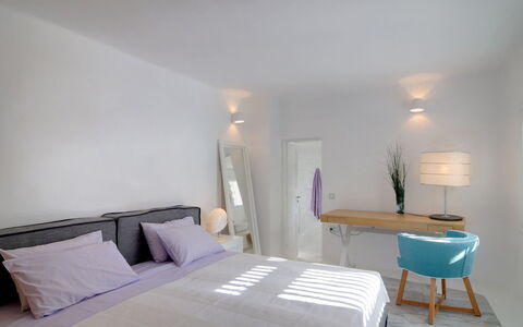 Villa Rocky: Mueble, Diseño De Interiores, Pared, Cama, Habitación, Piso, Techo, Suelo, Madera, Lámpara