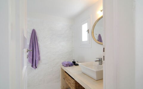 Villa Rocky: Pared, Arreglo De Tubería, Piso, Suelo, Baño, Diseño De Interiores, Plomería, Habitación, Mueble De Baño, Grifo