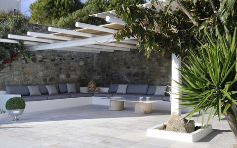 Villa Andy: Mueble, Mueble Para Exteriores, Sombra, Silla, Mesa Al Aire Libre, Hormigón, Maceta, Patio, Jardín