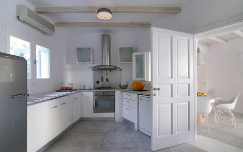 Villa Andy: Piso, Diseño De Interiores, Mueble, Madera, Mostrador, Cocina, Techo, Suelo, Aparato De Cocina, Gabinetes