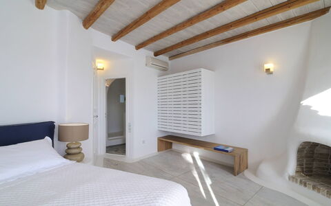 Villa Andy: Pared, Techo, Diseño De Interiores, Piso, Suelo, Mueble, Habitación, Departamento, Cama, Habitación