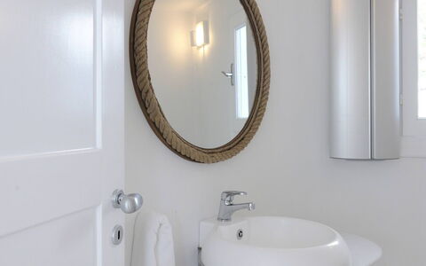 Villa Andy: Lavabo Del Baño, Arreglo De Tubería, Espejo, Diseño De Interiores, Baño, Lavabo, Encendiendo, Grifo, Lámpara, Plomería