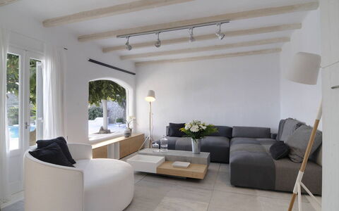Villa Andy: Mueble, Diseño De Interiores, Sofá, Piso, Pared, Suelo, Sala, Casa, Habitación, Techo