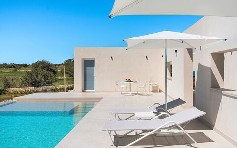 Villa Bruna: Material Compuesto, Piscina, Hormigón, Mueble Para Exteriores, Yeso, Caliza