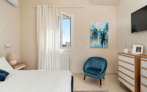 Villa Bruna: Mueble, Diseño De Interiores, Piso, Suelo, Madera, Habitación, Textil, Habitación, Cama, Casa