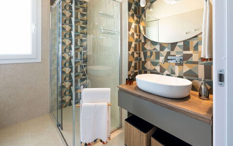 Villa Bruna: Diseño De Interiores, Piso, Baño, Arreglo De Tubería, Suelo, Encendiendo, Mueble, Loseta, Plomería, Casa